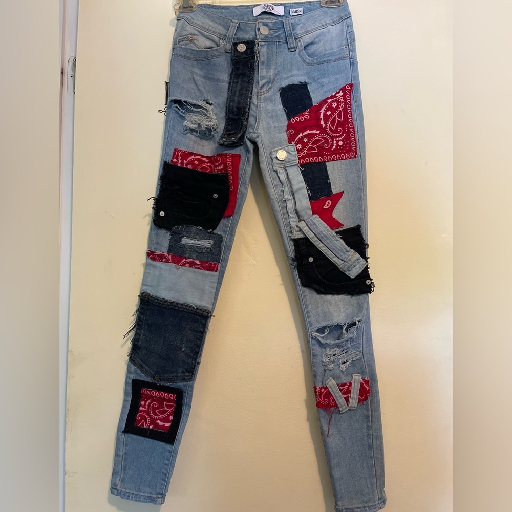 Used YMI wanna betta butt skinny jeans/Sz 3/26. Zippers/pockets/red bandanna